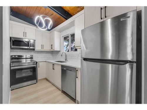 5501 4 Avenue Ne, Calgary, AB - Indoor Photo Showing Kitchen