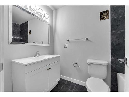 5501 4 Avenue Ne, Calgary, AB - Indoor Photo Showing Bathroom