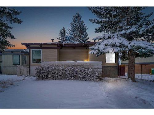 5501 4 Avenue Ne, Calgary, AB - Outdoor