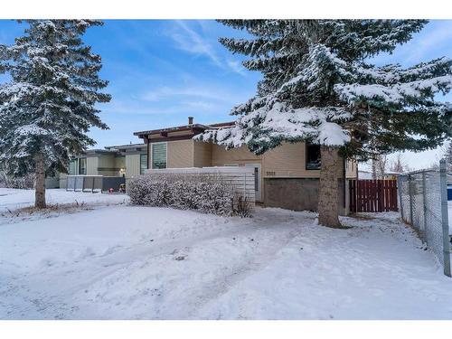 5501 4 Avenue Ne, Calgary, AB - Outdoor