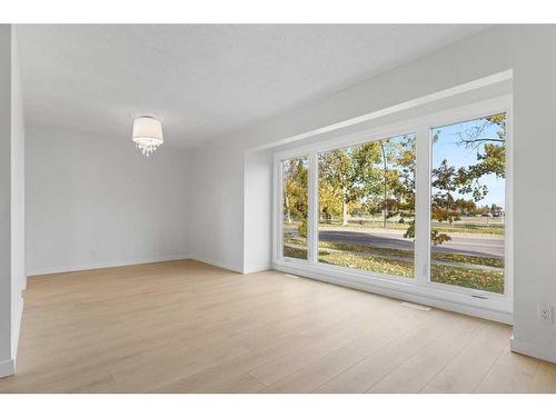 524 Midridge Drive Se, Calgary, AB - Indoor Photo Showing Other Room