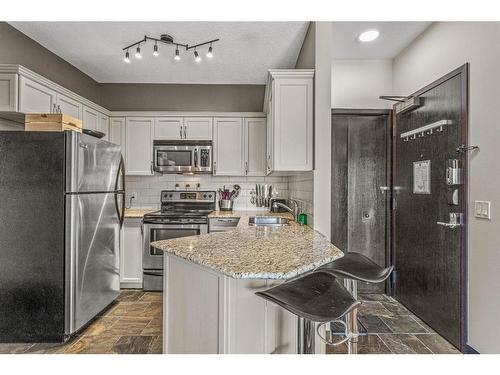 208-901 Mountain Street, Canmore, AB - Indoor Photo Showing Kitchen