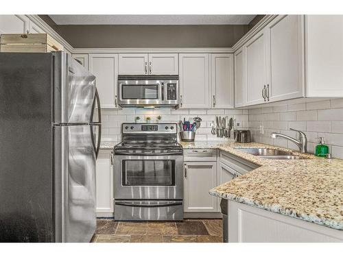 208-901 Mountain Street, Canmore, AB - Indoor Photo Showing Kitchen With Double Sink With Upgraded Kitchen