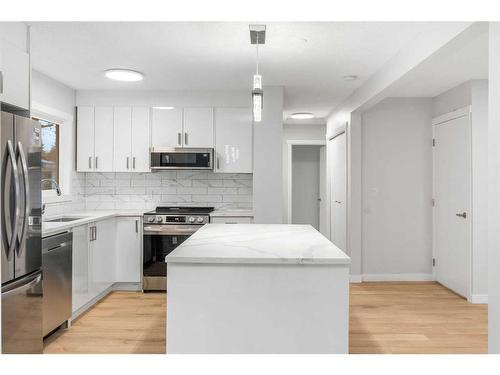 7147 8 Street Nw, Calgary, AB - Indoor Photo Showing Kitchen With Upgraded Kitchen