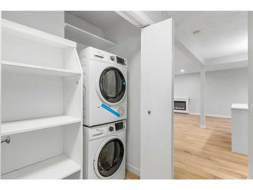 7147 8 Street Nw, Calgary, AB - Indoor Photo Showing Laundry Room