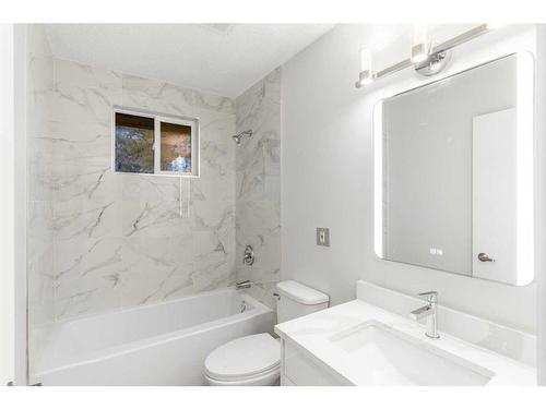 7147 8 Street Nw, Calgary, AB - Indoor Photo Showing Bathroom