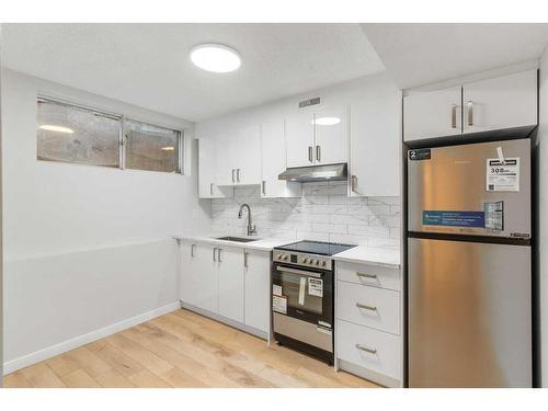 7147 8 Street Nw, Calgary, AB - Indoor Photo Showing Kitchen With Upgraded Kitchen