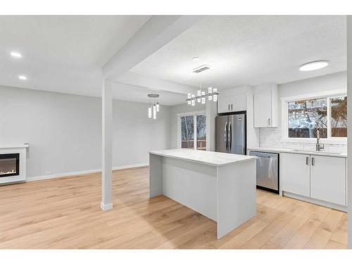 7147 8 Street Nw, Calgary, AB - Indoor Photo Showing Kitchen