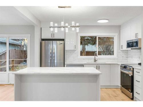 7147 8 Street Nw, Calgary, AB - Indoor Photo Showing Kitchen With Upgraded Kitchen