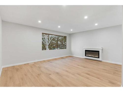 7147 8 Street Nw, Calgary, AB - Indoor With Fireplace