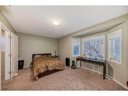 960 Wilson Way, Canmore, AB - Indoor Photo Showing Bedroom