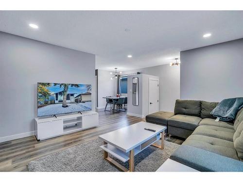 9 Sunvale Crescent Se, Calgary, AB - Indoor Photo Showing Living Room