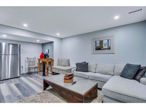 9 Sunvale Crescent Se, Calgary, AB - Indoor Photo Showing Living Room