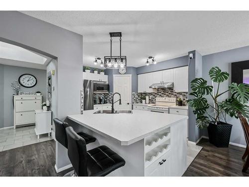 214 Evansmeade Point Nw, Calgary, AB - Indoor Photo Showing Kitchen