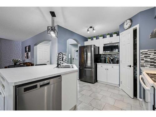 214 Evansmeade Point Nw, Calgary, AB - Indoor Photo Showing Kitchen With Double Sink