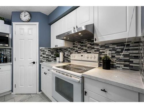 214 Evansmeade Point Nw, Calgary, AB - Indoor Photo Showing Kitchen