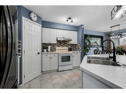 214 Evansmeade Point Nw, Calgary, AB - Indoor Photo Showing Kitchen With Double Sink