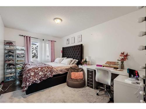 214 Evansmeade Point Nw, Calgary, AB - Indoor Photo Showing Bedroom