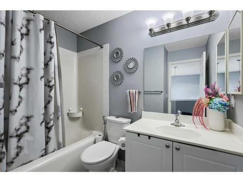 214 Evansmeade Point Nw, Calgary, AB - Indoor Photo Showing Bathroom