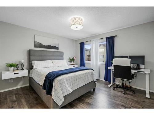 214 Evansmeade Point Nw, Calgary, AB - Indoor Photo Showing Bedroom