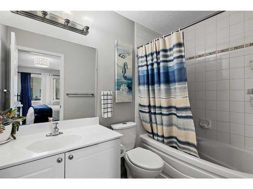 214 Evansmeade Point Nw, Calgary, AB - Indoor Photo Showing Bathroom