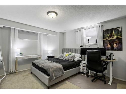 214 Evansmeade Point Nw, Calgary, AB - Indoor Photo Showing Bedroom