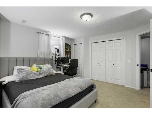 214 Evansmeade Point Nw, Calgary, AB - Indoor Photo Showing Bedroom