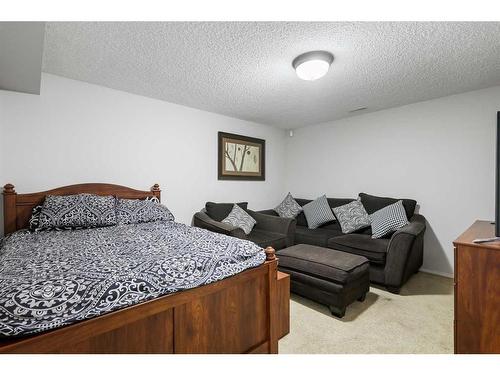 214 Evansmeade Point Nw, Calgary, AB - Indoor Photo Showing Bedroom