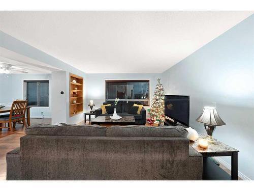 153 Somerset Way Sw, Calgary, AB - Indoor Photo Showing Living Room