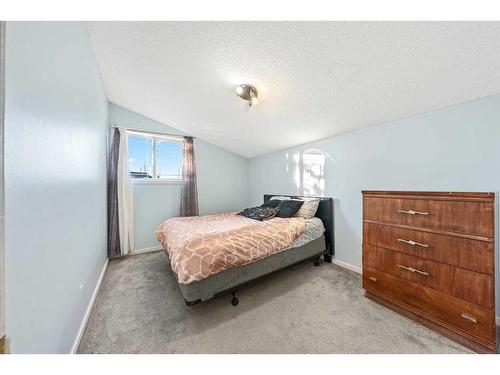 153 Somerset Way Sw, Calgary, AB - Indoor Photo Showing Bedroom