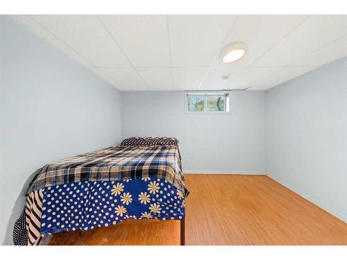 153 Somerset Way Sw, Calgary, AB - Indoor Photo Showing Bedroom