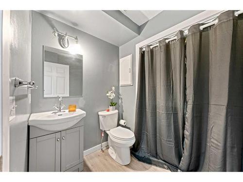 153 Somerset Way Sw, Calgary, AB - Indoor Photo Showing Bathroom