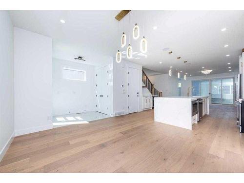 105 Hartford Road Nw, Calgary, AB - Indoor Photo Showing Kitchen