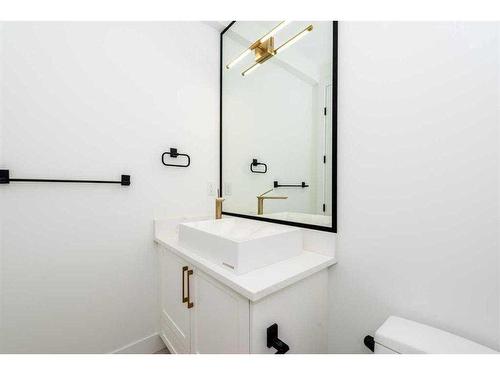 105 Hartford Road Nw, Calgary, AB - Indoor Photo Showing Bathroom