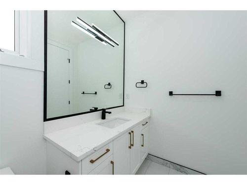 105 Hartford Road Nw, Calgary, AB - Indoor Photo Showing Bathroom