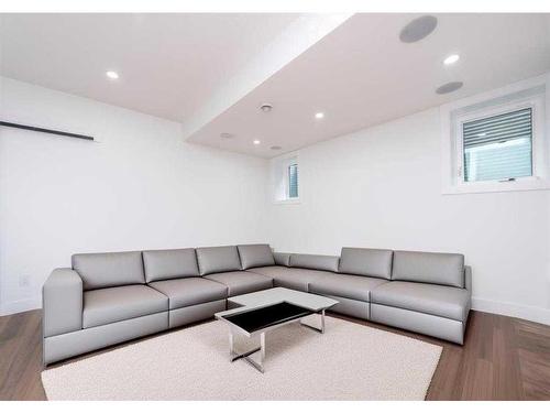 105 Hartford Road Nw, Calgary, AB - Indoor Photo Showing Living Room