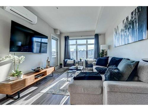 305-1702 17 Avenue Sw, Calgary, AB - Indoor Photo Showing Living Room