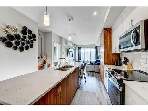 305-1702 17 Avenue Sw, Calgary, AB - Indoor Photo Showing Kitchen With Double Sink With Upgraded Kitchen