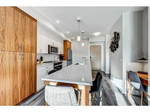 305-1702 17 Avenue Sw, Calgary, AB - Indoor Photo Showing Kitchen With Upgraded Kitchen