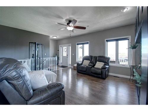 283211 Township Road 284, Rural Rocky View County, AB - Indoor Photo Showing Living Room