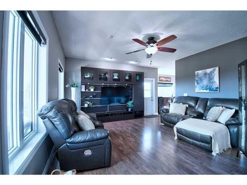 283211 Township Road 284, Rural Rocky View County, AB - Indoor Photo Showing Living Room