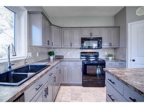 283211 Township Road 284, Rural Rocky View County, AB - Indoor Photo Showing Kitchen With Double Sink