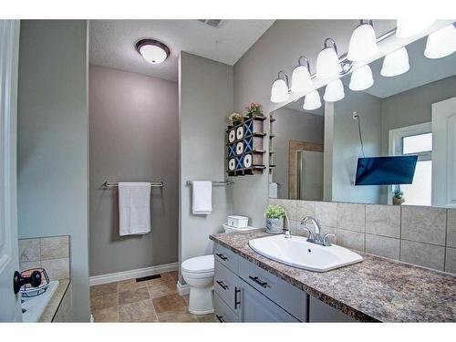 283211 Township Road 284, Rural Rocky View County, AB - Indoor Photo Showing Bathroom