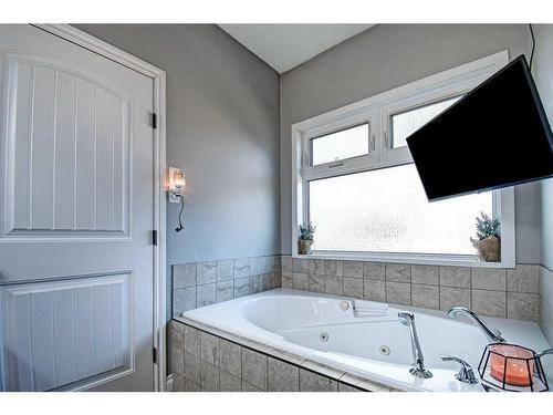 283211 Township Road 284, Rural Rocky View County, AB - Indoor Photo Showing Bathroom