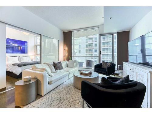 906-135 13 Avenue Sw, Calgary, AB - Indoor Photo Showing Living Room