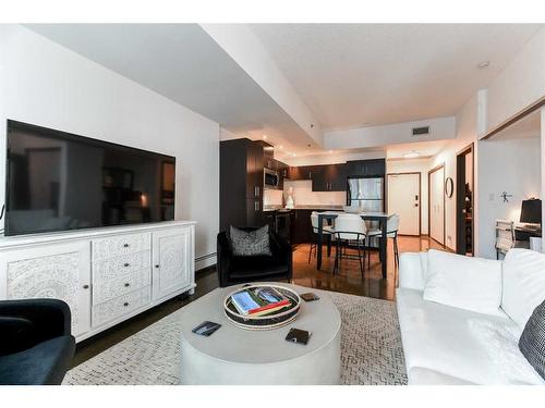 906-135 13 Avenue Sw, Calgary, AB - Indoor Photo Showing Living Room