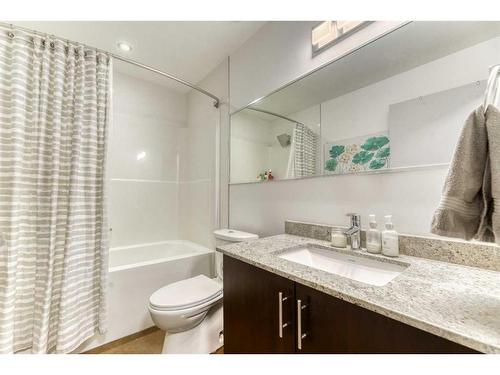 906-135 13 Avenue Sw, Calgary, AB - Indoor Photo Showing Bathroom