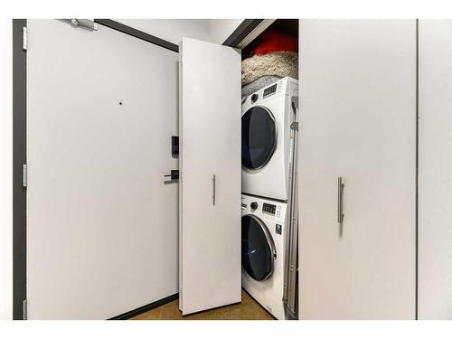 906-135 13 Avenue Sw, Calgary, AB - Indoor Photo Showing Laundry Room