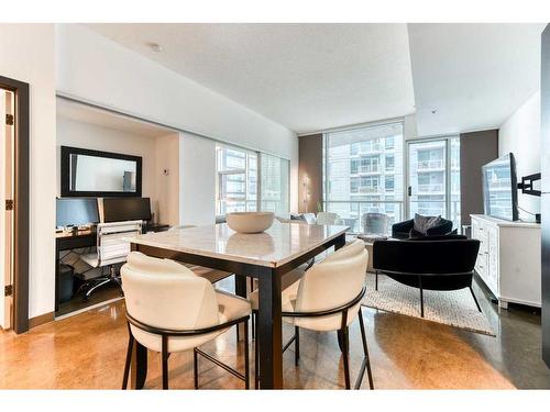 906-135 13 Avenue Sw, Calgary, AB - Indoor Photo Showing Dining Room