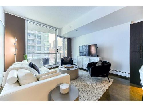 906-135 13 Avenue Sw, Calgary, AB - Indoor Photo Showing Living Room